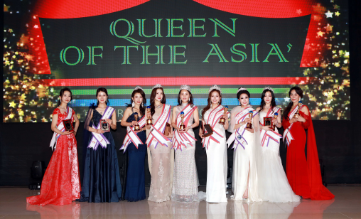 미시즈 퍼스트 퀸오브더아시아 대회후 수상자들이 사진촬영을 하고 있다.