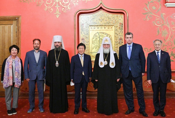 박병석 국회의장(가운데)이 지난 22일(현지시간) 모스크바 구세주성당에서 러시아 정교회 키릴(Kirill) 총대주교와의 면담에 앞서 기념촬영을 하고 있다. 국회 제공