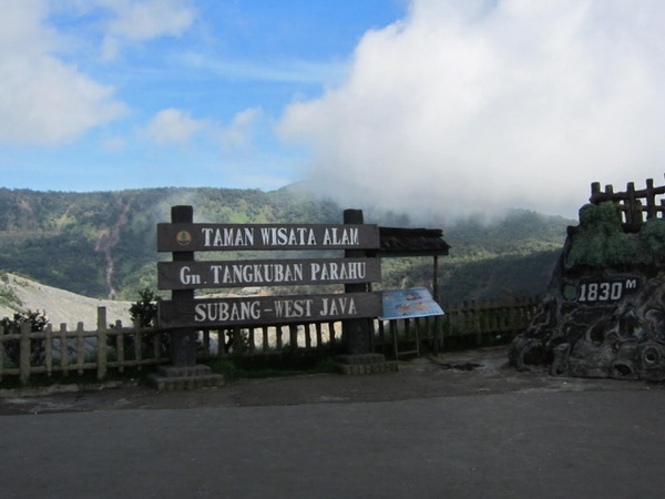 땅꾸반 쁘라후 화산 안내판