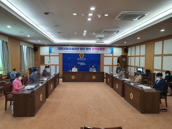 25일 대전시의회 대회의실에서 대전시립오페라단 창단 방안 정책토론회가 열려 참석자들이 의견을 교환하고 있다. 이준섭 기자