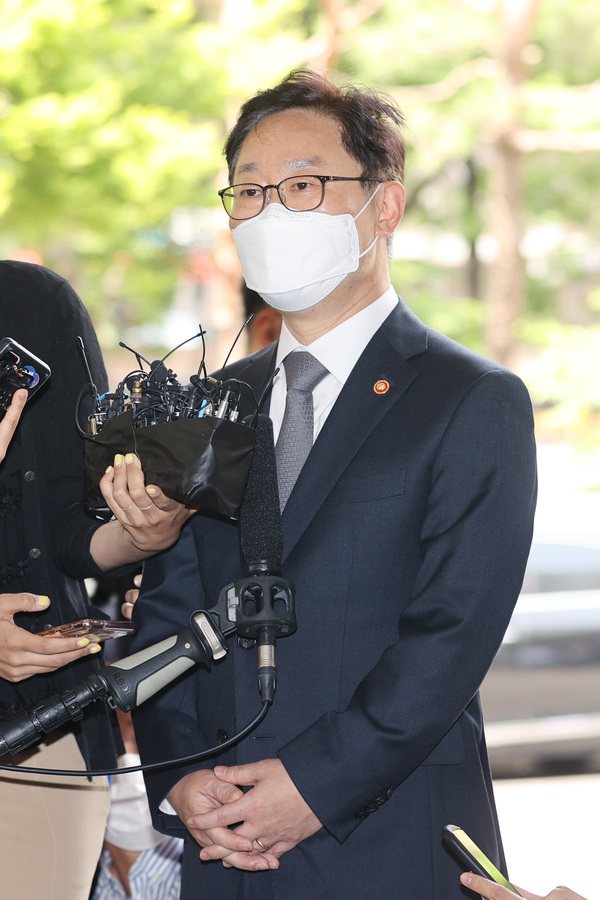 박범계 법무부 장관이 국회 패스트트랙 충돌 사건의 피의자 신분으로 지난 26일 서울남부지법에 출석하면서 취재진의 질문에 답변하고 있다. 연합뉴스