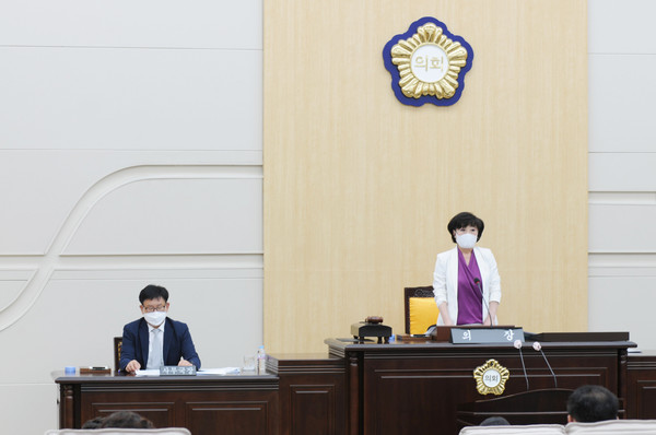 지난 4일 대전 동구의회에서 박민자 의장(오른쪽)이 제257회 정례회를 개회하고 있다. 동구의회 제공