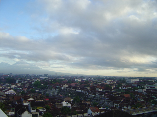 호텔 옥상에서 본 메라피산