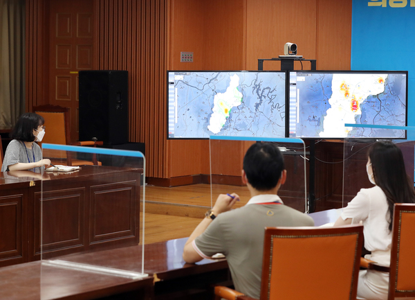 대전 유성구 직원들이 대전 지자체 최초로 도입한 GIS데이터분석시스템을 업무에 활용하고 있다. 유성구 제공