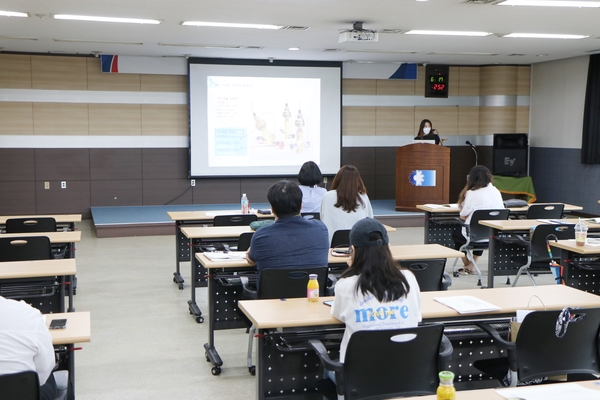 지난 17일 김나리 관세사가 대회의실에서 수출기업 임직원들을 대상으로 교육을 하고 있다. 대전상공회의소 제공