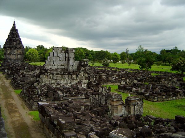 무너진 석탑 잔재들