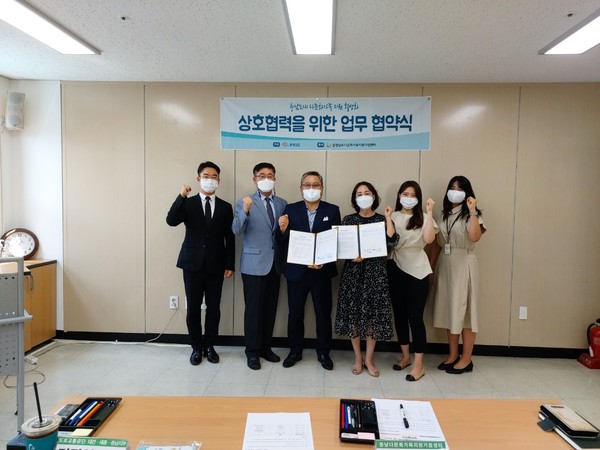 지난 21일 도로교통공단 대전세종충남지부와 충남다문화가족지원거점센터가 외국인들의 교통안전을 확보하기 위한 업무 협약을 체결한 가운데 기념촬영을 하고 있다. 도로교통공단 대전세종충남지부 제공