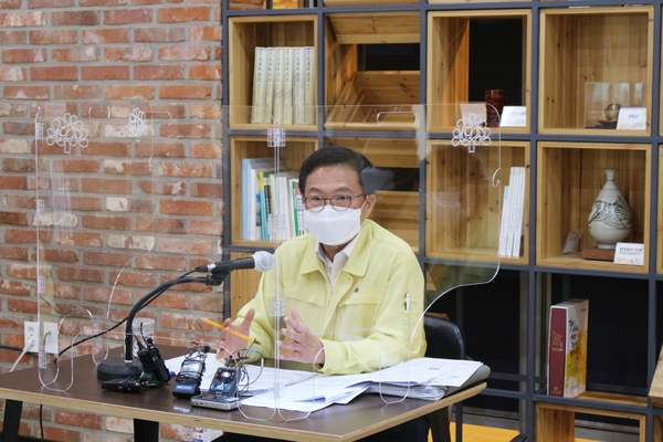 8일 김석필 충남도 저출산보건복지실장이 도청 프레스센터에서 아산 교회발 집단감염 관련 긴급 브리핑을 하고 있다. 최신웅 기자