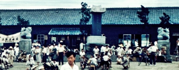 ​1952년 대전역 앞의 을유해방기념비(가운데)와 양쪽의 해태상. 대전역은 한국전쟁 때 폭격으로 무너져 임시로 지은 모습이다. 사진은 6·25전쟁 당시 미군으로 참전한 토마스 상사(1910∼1988년)가 35㎜ 필름카메라로 찍은 사진들 중 한 장이다. 육군 제공