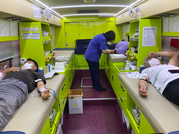 지난 10일 아세아시멘트㈜ 제천공장 임직원들이 헌혈에 동참 하고 있다. 아세아시멘트㈜ 제공