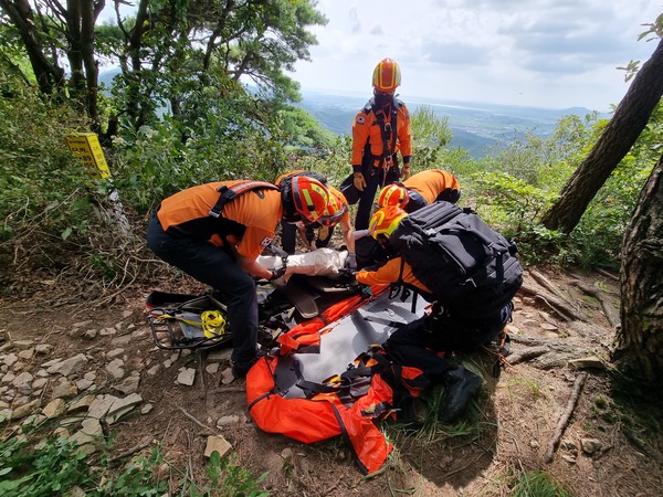 지난 8월 서산시 운산면에서 발생한 산악사고 환자에게 응급처치하는 서산소방서 119구조대원들 모습. 충남소방본부 제공