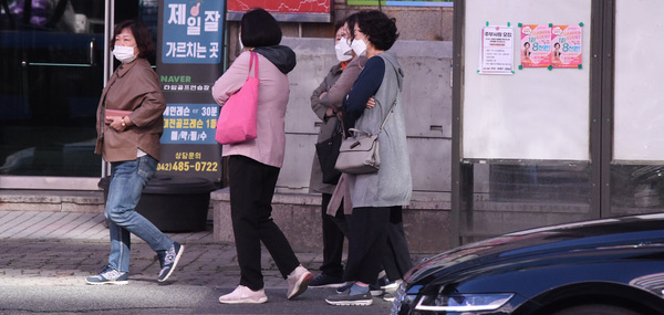 전국적으로 한파 특보가 발효된 17일 대전 서구 둔산동의 한 길가에서 시민들이 몸을 움츠린채  발걸음을 재촉하고 있다. 함형서 기자 foodwork23@ggilbo.com
