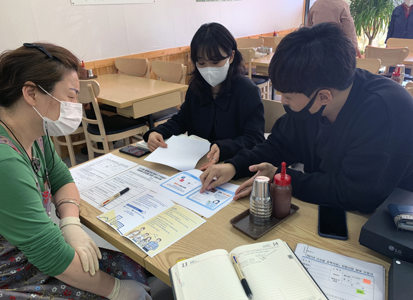 디지털 골목식당 청년 IT지원단에 참여한 학생들이 대전 유성구 골목상권을 찾아 컨설팅을 하고 있다. 충남대 제공