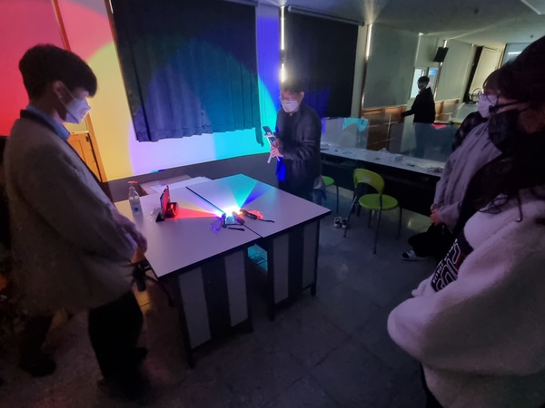 25일 대전문화여중에 마련된 제12회 영재페스티벌 체험 부스에서 학생들이 빛 원리 체험을 하고 있다.