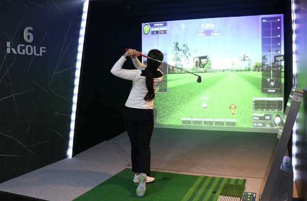 롯데백화점 대전점이 3일 5층에 새롭게 선보인 스포츠 문화공간 ‘양용은 프로 케이골프 아카데미’에서 KLPGA에서 활약 중인 김태린 프로가 시타를 하고 있다. 롯데쇼핑 제공