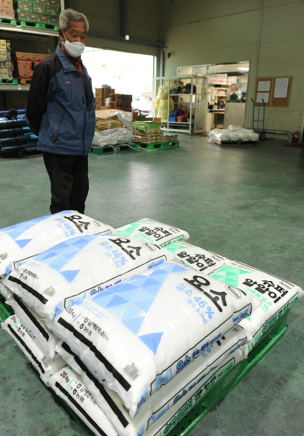 10일 대전 유성구 진잠 농협에서 1인당 1포대로 요소비료 구매를 제한한 가운데 한 농민이 비료를 바라보고 있다. 함형서 기자 foodwork23@ggilbo.com