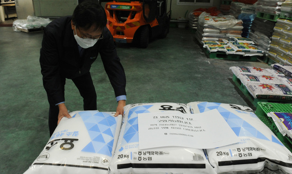 10일 대전 유성구 진잠 농협에서 1인당 1포대로 요소비료 구매를 제한한 가운데 농협관계자가 비료를 정리하고 있다. 함형서 기자 foodwork23@ggilbo.com