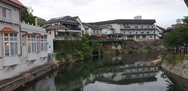 우레시노 강과 료칸.