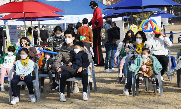 2021 아이사랑 가족사랑 축제가 지난 20일 대전 중구 서대전공원에서 열린 가운데  부모와 아이들이 공연을 보고 있다.  함형서 기자 foodwork23@ggilbo.com 
