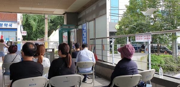코로나 검사를 위해 보건소 앞에 대기중인 시민들.