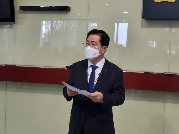 장종태 서구청장이 7일 대전시의회 로비에서 기자회견을 갖고 내년 대전시장 출마를 선언하고 있다. 