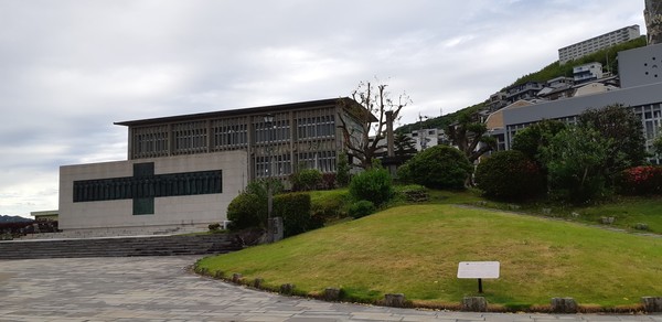 순교무덤과 기념관 전경.