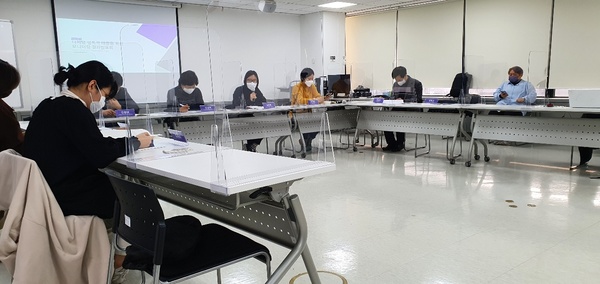 대전여민회가 21일 대전NGO지원센터에서 주최한 '대전지역 디지털 성폭력 대응을 위한 모니터링 활동 결과보고회'에서 참여자들이 토의를 하고 있다. 신성재 기자