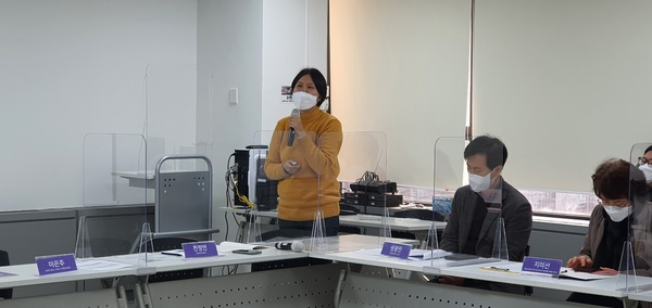 대전여민회가 21일 대전NGO지원센터에서 대전지역 디지털 성폭력 대응을 위한 모니터링 활동 결과보고회를 개최한 가운데 천정연 대전여민회 활동가가 발표를 하고 있다. 신성재 기자