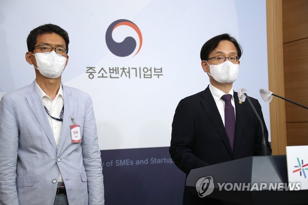 강성천 중소벤처기업부 차관(오른쪽)이 정부서울청사 브리핑실에서 국가대표 바이오 창업기업 육성을 위한 'K-바이오 랩허브' 구축 후보지로 인천 송도를 선정했다고 발표하고 있다. 연합뉴스