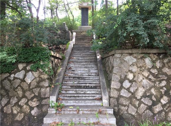 을유해방기념비가 이탈한지 50년만에 제자리로 옮겨진다.