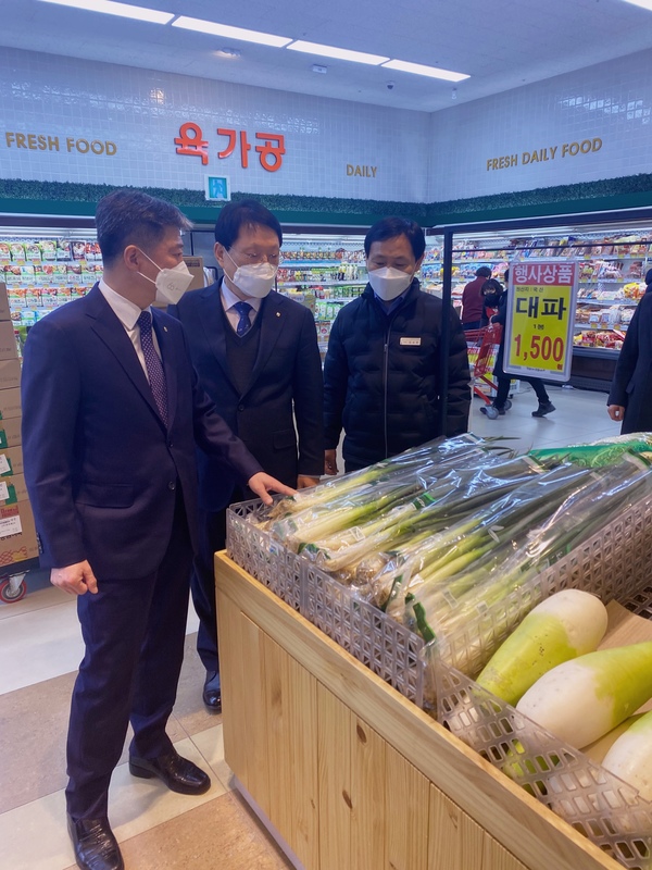 정낙선 농협중앙회 대전지역본부장(왼쪽)이 17일 남대전농협 하나로마트에서 명절 성수품목 관리상황 특별점검을 실시하고 있다. 농협중앙회 대전지역본부 제공