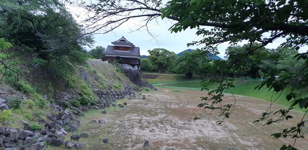 지진으로 무너진 성벽 잔해