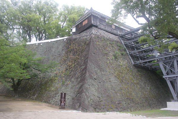 지진으로 인한 붕괴를 방지하기 위한 철제구조물.