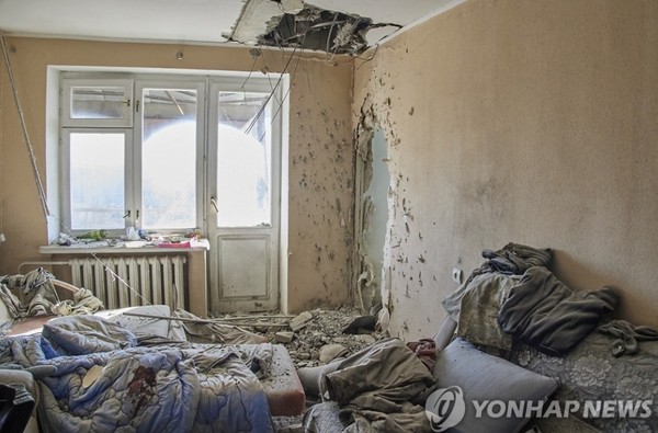  24일(현지시간) 우크라이나 북동부 하리코프 지역의 한 주택이 포격으로 천장과 벽에 구멍이 뚫린 채 박살나 있다/ 연합뉴스
