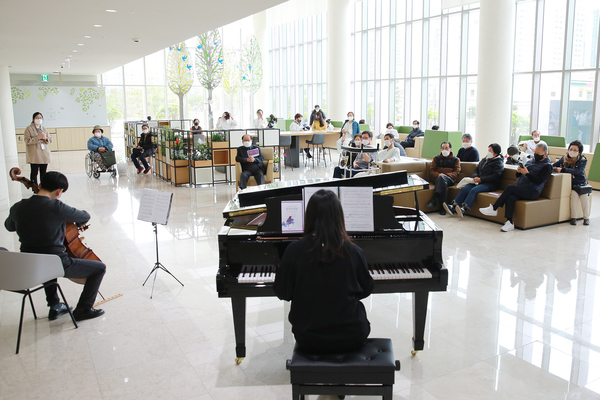 안준영 첼리스트와 박은정 피아니스트가 21일 건양대병원 신관 로비에서 열린 '힐링 음악회'에서 연주를 하고 있다. 2년만에 재개된 이번 음악회는 재능기부로 공연이 이뤄졌으며 마스네의 ‘타이스의 명상곡’, 엘가의 ‘사랑의 인사’, 라흐마니노프의 ‘보칼리제’, 이루마의 ‘I’, 김광진의 ‘편지’, 홍난파의 ‘고향의 봄’ 등이 연주됐다. 건양대병원 제공