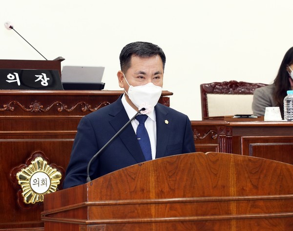 김연풍 유성구의회 의원이 22일 구의회에서 열린 제255회 임시회에서 노은3동 사회복지관 건립을 촉구하고 있다. 유성구의회 제공