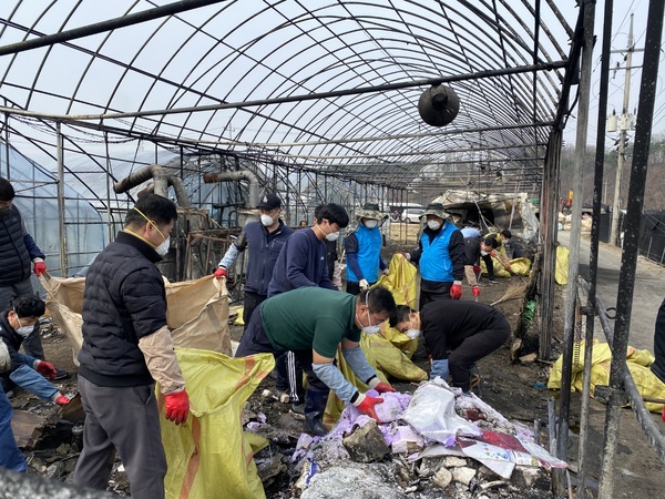 정낙선 본부장을 비롯한 농협 대전지역본부 임직원들이 24일 북대전농협 및 대전원예농협과 함께 유성구 전민동의 화재 피해 농가를 찾아 긴급복구를 돕고 있다. 해당 농가는 지난 21일 새벽, 갑작스런 화재로 비닐하우스 8동과 작업장 4동 등 2만 2712㎡가 불에 타 막대한 재산피해가 발생된 곳이다. 농협 대전지역본부 제공