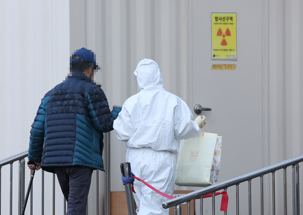 28일 오후 서울 중랑구 서울의료원에서 의료진이 코로나19 확진자를 안내하고 있다. 중앙방역대책본부에 따르면 이날 0시 기준 신규확진자 수는 18만 7213명으로 집계됐다. 지난 3일 19만 8799명 이후 25일 만에 20만 명 아래로 줄었지만, 위중증 환자는 1273명으로 역대 최다를 기록했다. 연합뉴스