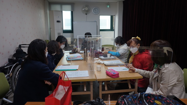 여성장애인들이 검정고시에 대비한 수업에 참여하고 있다. 대전여성장애인연대 제공