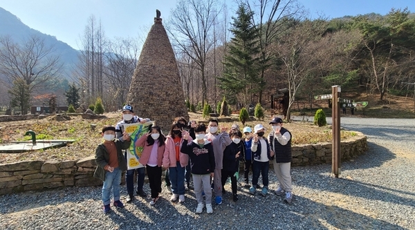  최근 상소동산림욕장에서 진행되는 ‘Go! Go! 돌탑 스탬프 투어’에 참가 중인 어린이들이 기념촬영을 하고 있다. ㈔한국숲인성교육개발원 제공