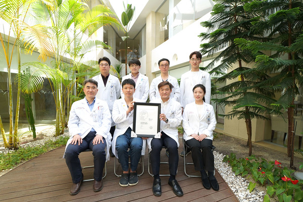 유성선병원 뇌졸중센터 의료진들이 최근 대한뇌졸중학회에서 실시한 재관류치료 뇌졸중센터 인증을 획득한 후 기념촬영을 하고 있다. 선병원 제공