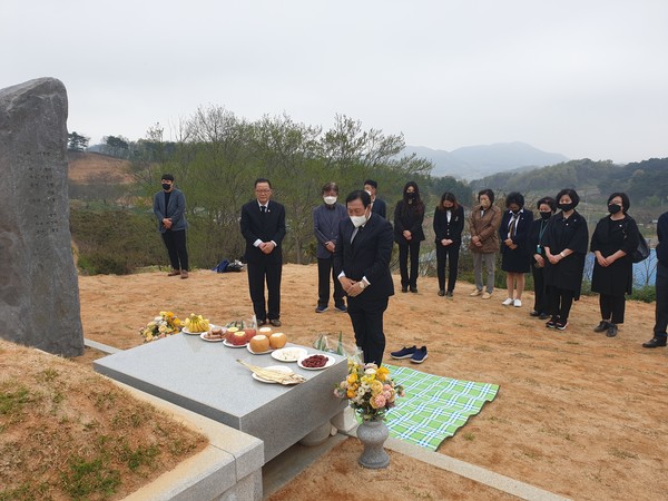 최민호 국민의힘 세종시장 후보가 선거 대책 위원 및 캠프 관계자들과 함께 22일 충남 청양군 비봉면 이완구 전 국무총리 묘소를 방문해 묵념을 하고 있다. 최민호 후보 캠프 제공