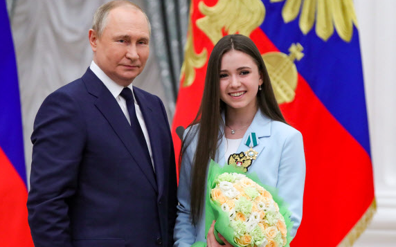 블라디미르 푸틴 러시아 대통령과 카밀 발리예바 사진=EPA연합뉴스