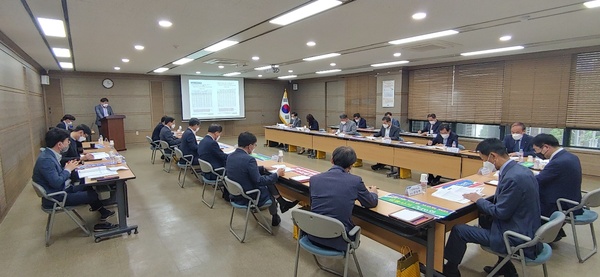 대전지역 농·축협 임직원들이 28일 지역본부 2층 중회의실에서 ‘2022년 1분기 경영진도 분석회의’를 실시하고 있다. 이날 회의에서는 농축협별 사업계획 진도 분석을 통한 경영성과를 점검하고, 2분기 경영목표 및 건전결산을 달성할 수 있도록 여러 현안사항들을 공유했다. 농협 대전지역본부 제공