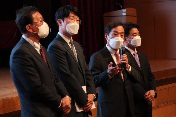 김병준 대통령직인수위원회 지역균형발전특별위원장이 28일 대전 컨벤션센터에서 열린 대전·세종 지역공약 보고회에 참석해 지역 발전 전략을 설명하고 있다. 연합뉴스