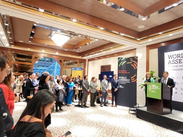 김명수 대전시 과학부시장(오른쪽)이 지난달 27일 뉴욕 UN본부에서 개최된 지방정부 세계총회를 통해 대전 UCLG 세계총회를 홍보하고 있다. 대전시 제공