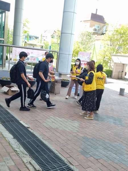 ​지난 4일 서부교육청 Wee센터 관계자들이 제2차 생명존중 및 자살예방 캠페인을 실시하고 있다. 서부교육청 제공