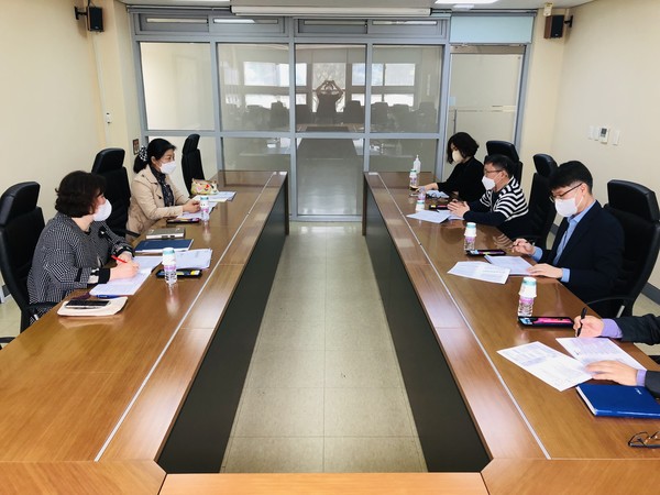지난달 세종교육청과 사립학교 관계자들이 사무직원 인사운영 지침에 대해 검토하고 의견을 나누고 있다. 세종교육청 제공
