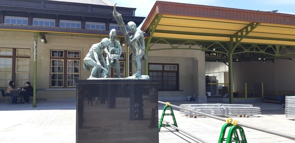 역사 앞 조형물
