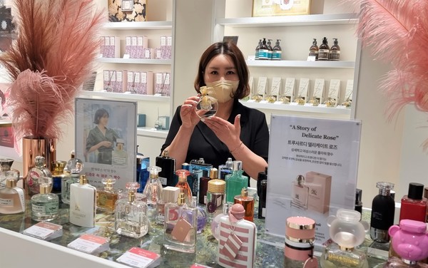 롯데백화점 대전점 직원이 오는 16일까지 진행되는 ‘향수 선물상품 제안’ 행사에서 성년의 날에 어울릴 향수를 선보이고 있다. 행사에선 니치향수 전문 매장인 퍼퓸갤러리를 비롯해 아쿠아디파르마, LG퍼퓸 등에서 향수를 할인된 가격에 만나볼 수 있으며, 파우치 등 감사품 증정 이벤트가 진행된다. 롯데백화점 대전점 제공